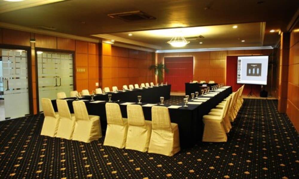 Bumi Senyiur Hotel Samarinda Exterior photo